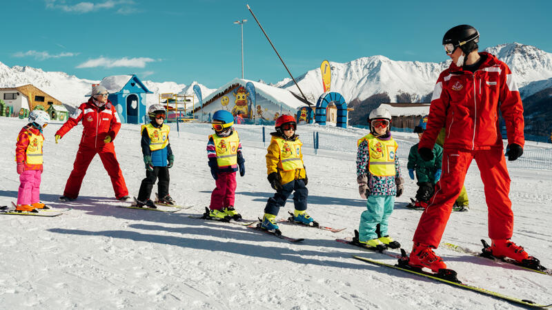 Spaß im Schnee! Wo Familien im Skiurlaub verwöhnt werden