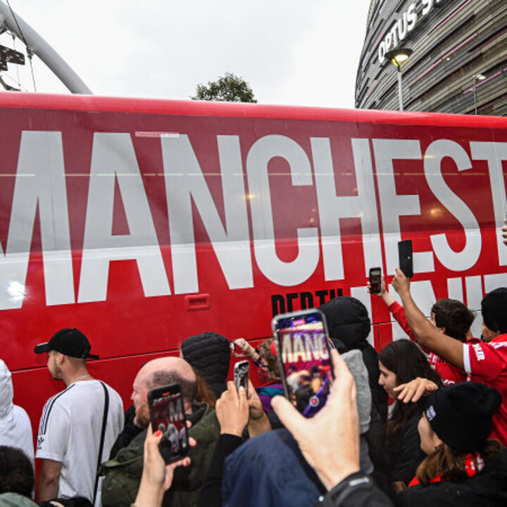 United-Bus vor Liverpool-Match mit Glasflasche beworfen