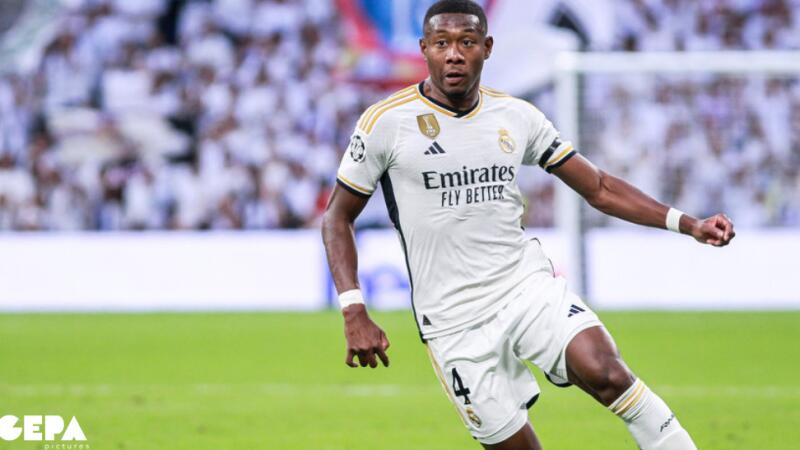 David Alaba signiert sein Auswärts-Trikot von Real Madrid