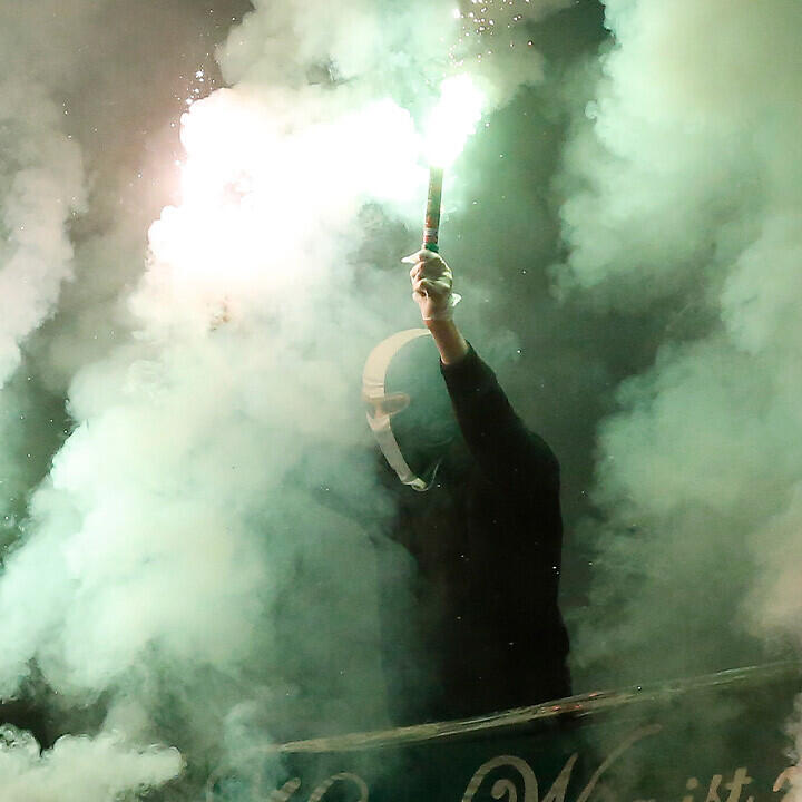 Pyro-Wurf! Spielabbruch bei Olympiakos gegen Panathinaikos