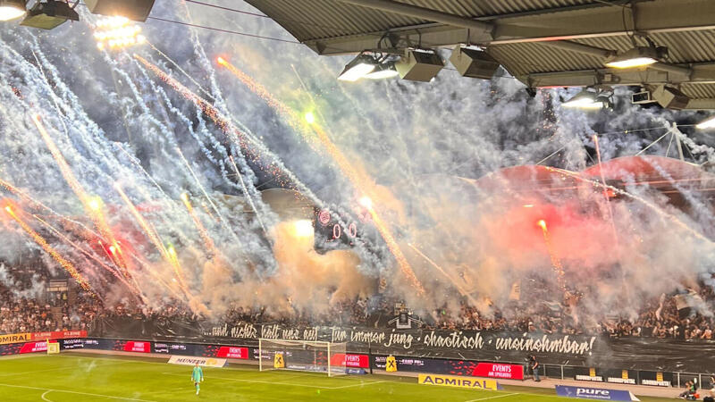 Feuerwerk! Fans von Sturm Graz sorgen für Unterbrechung