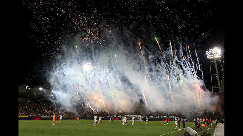 Feuerwerk! Fans von Sturm Graz sorgen für Unterbrechung