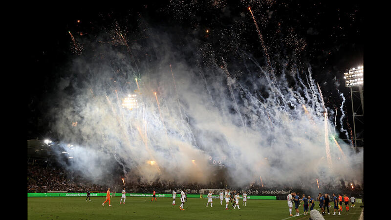 Feuerwerk! Fans von Sturm Graz sorgen für Unterbrechung