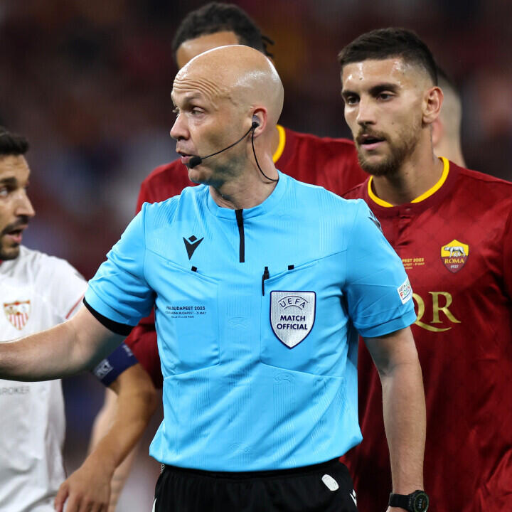 EL-Final-Referee von Roma-Fans am Flughafen bedrängt