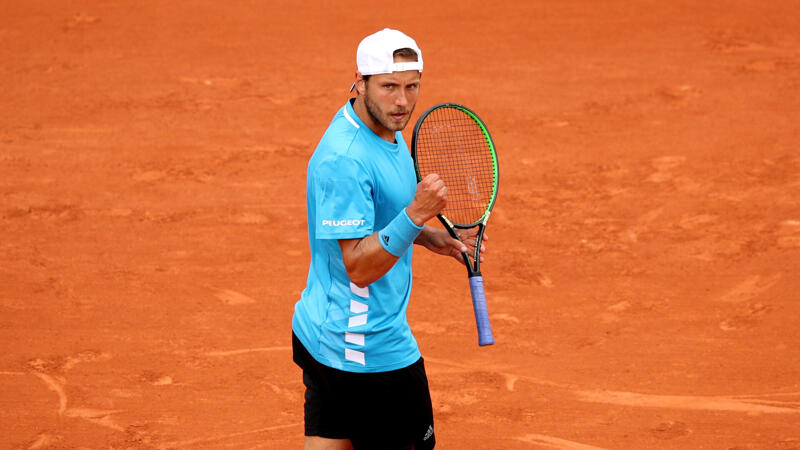 Nach Sieg über Rodionov: Pouille singt Hymne am Platz