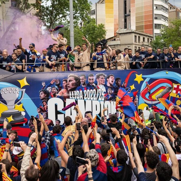 Mit Zehntausenden Fans: Barca feiert doppelten Meistertitel