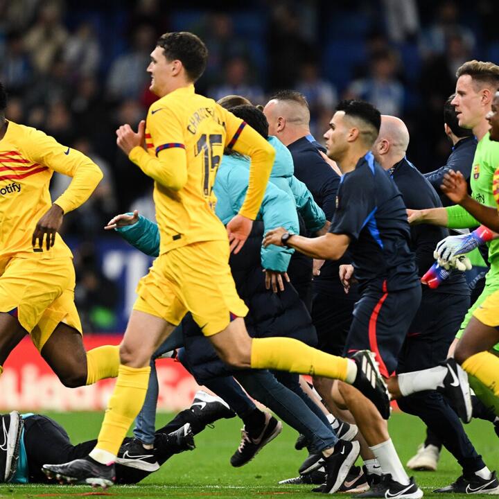 Wild! Espanyol-Fans stürmen Platz bei Barcas Meisterfeier