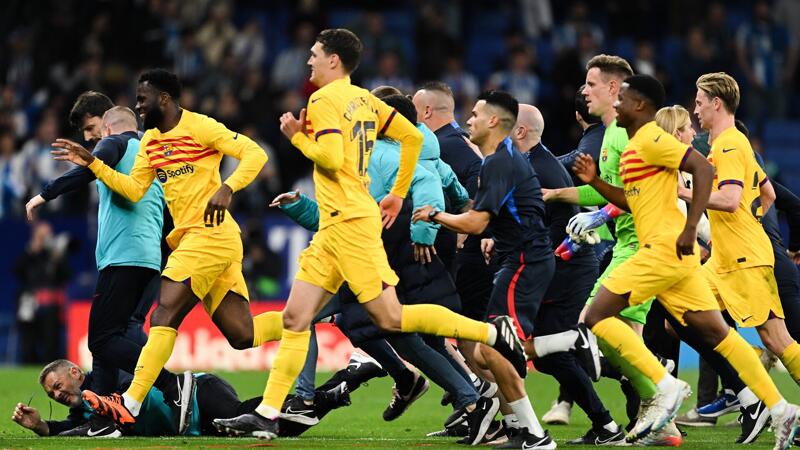 Wild! Espanyol-Fans stürmen Platz bei Barcas Meisterfeier