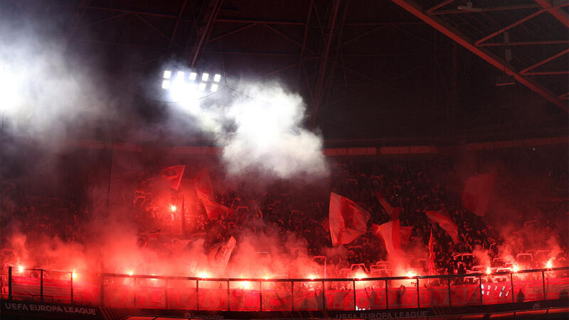 Ajax-Spiel wegen Fan-Ausschreitungen abgebrochen