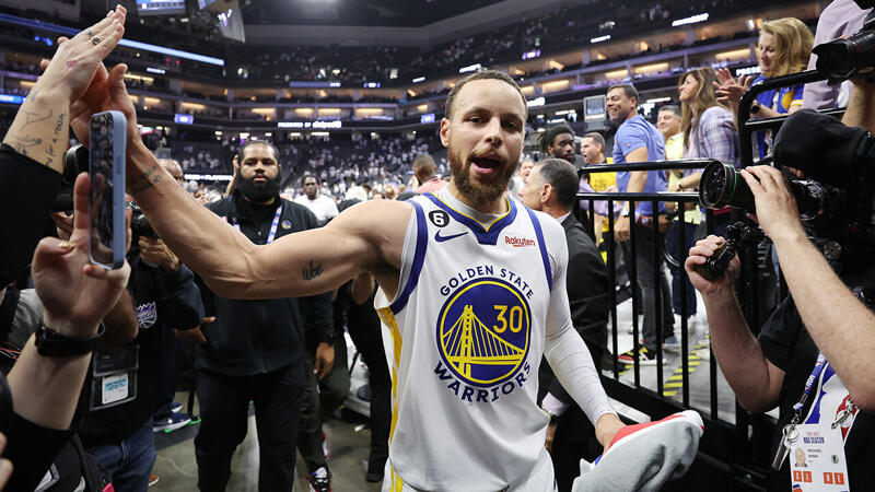 Curry überragend - Warriors in <a href='/de/daten/news/basketball/nba/' class='tag'>NBA</a>-Play-offs weiter