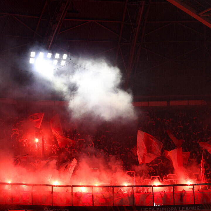 Skandalspiel! Ajax bezwingt Feyenoord nach Feuerzeug-Wurf