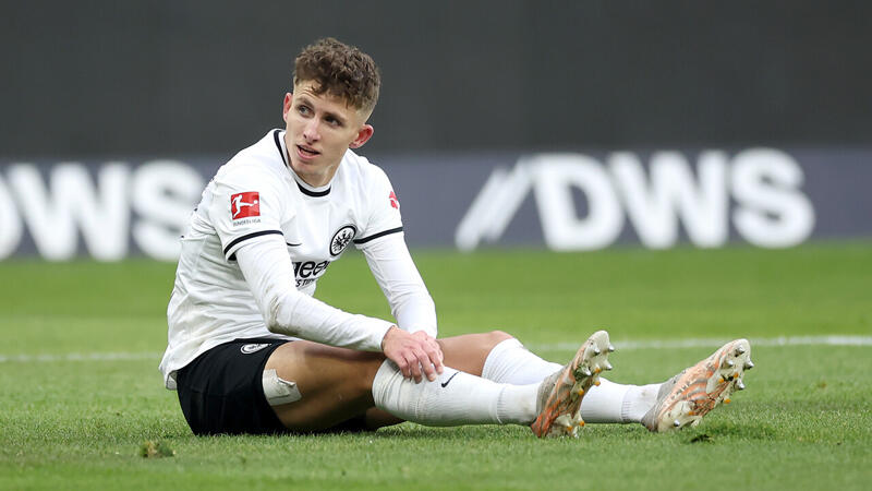 Trainingsverletzung! Frankfurts Lindström vom Platz getragen