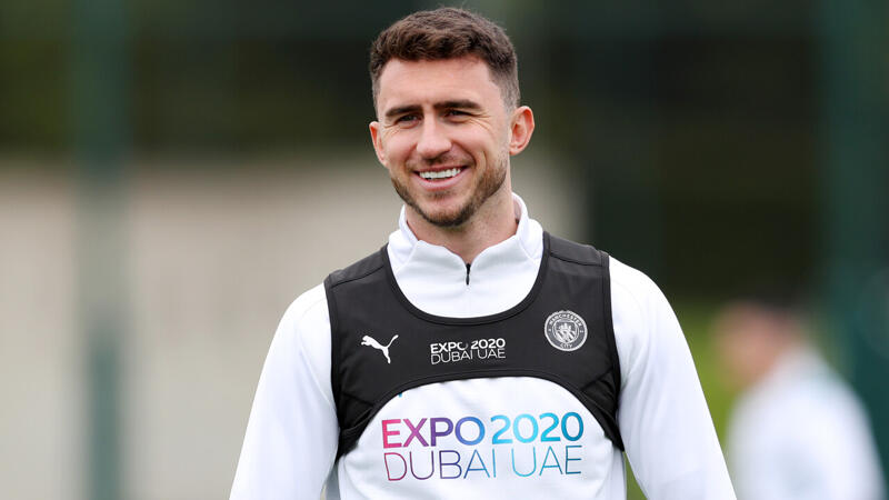 Laporte mit witziger Unterschrift auf Haalands Ball