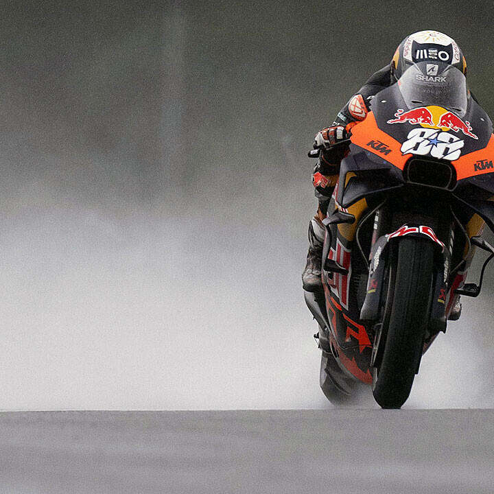 Sieg für KTM! Oliveira überrascht im Regen von Thailand