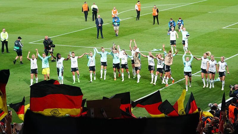 <a href='/de/daten/news/fussball/dfb-team/' class='tag'>DFB-Team</a> von tausenden Fans in Frankfurt empfangen