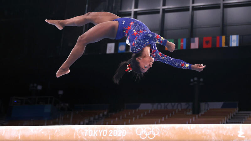 Biles gibt am Schwebebalken Comeback