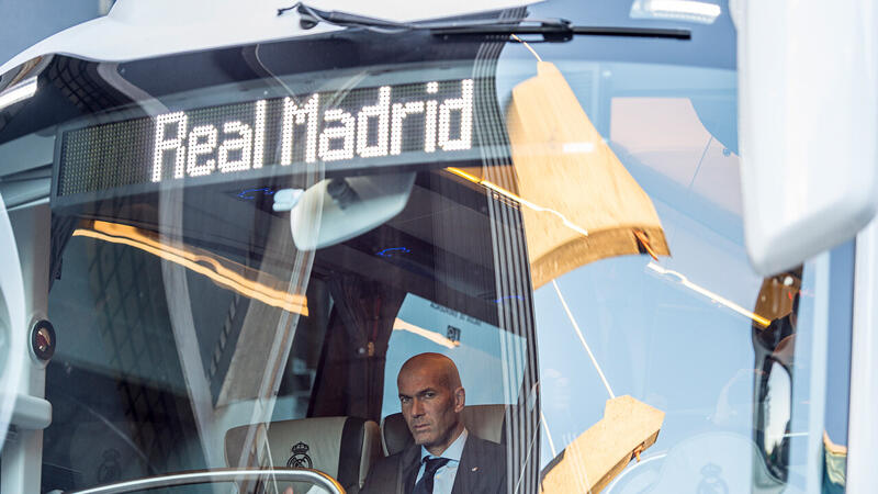 Teambus von <a href='/de/daten/news/fussball/real-madrid/' class='tag'>Real Madrid</a> in Liverpool attackiert