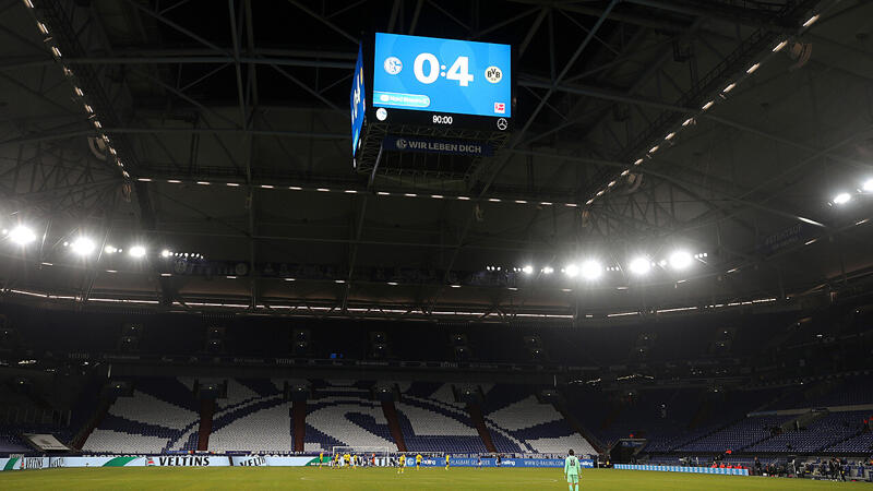 Schalke-Ultras vor Derby im Mannschafts-Hotel