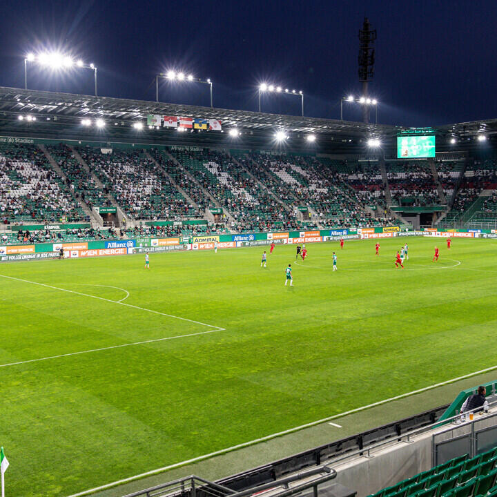 Rapid-Fans halten sich im Stadion an Corona-Regeln